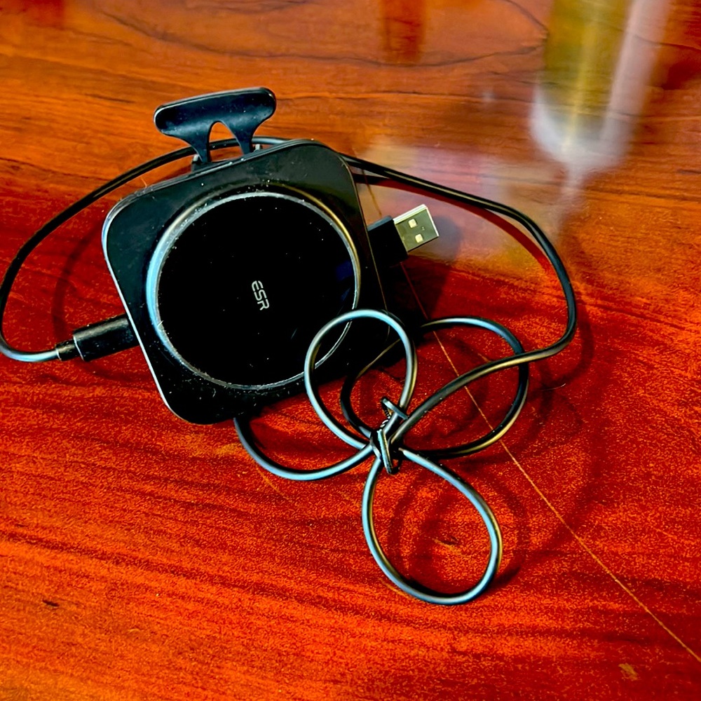 Apple Meg Car mount. Designed to clip vent. Or other vehicles. See below
